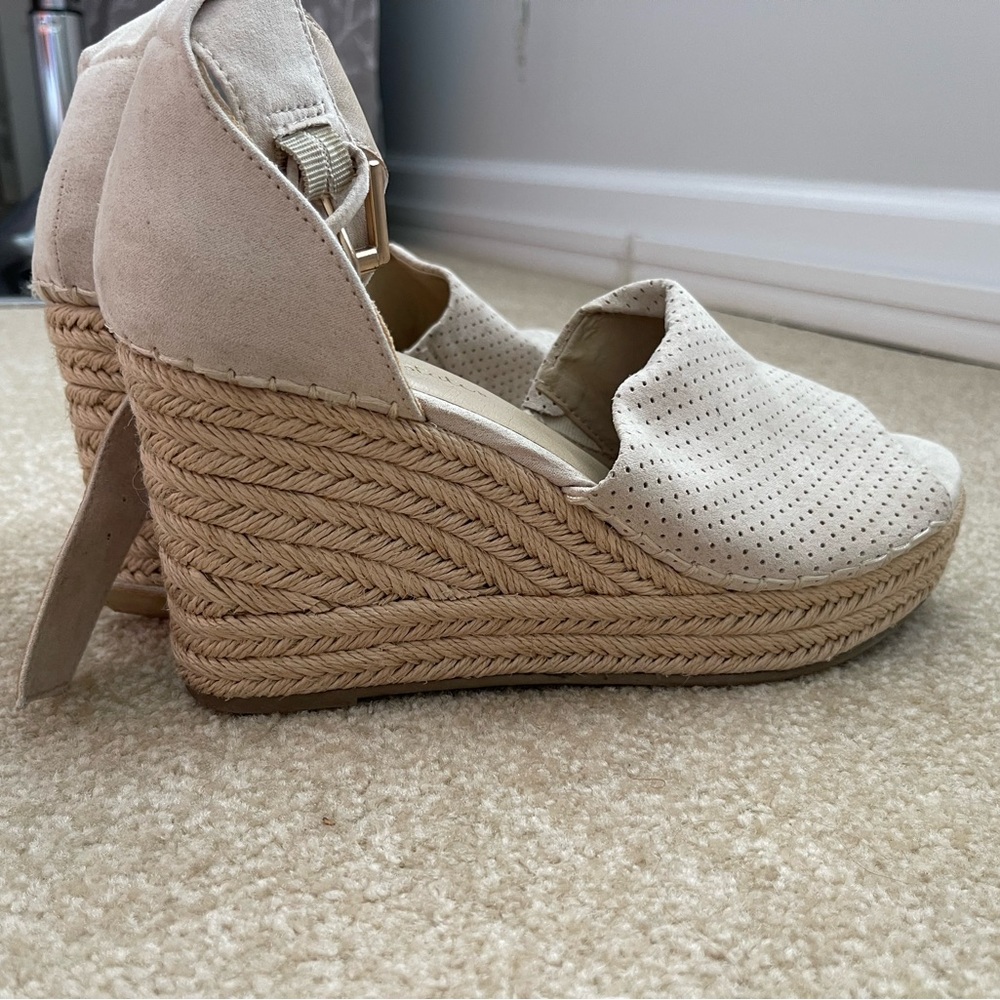 Altar’s state wedges size 8.5
